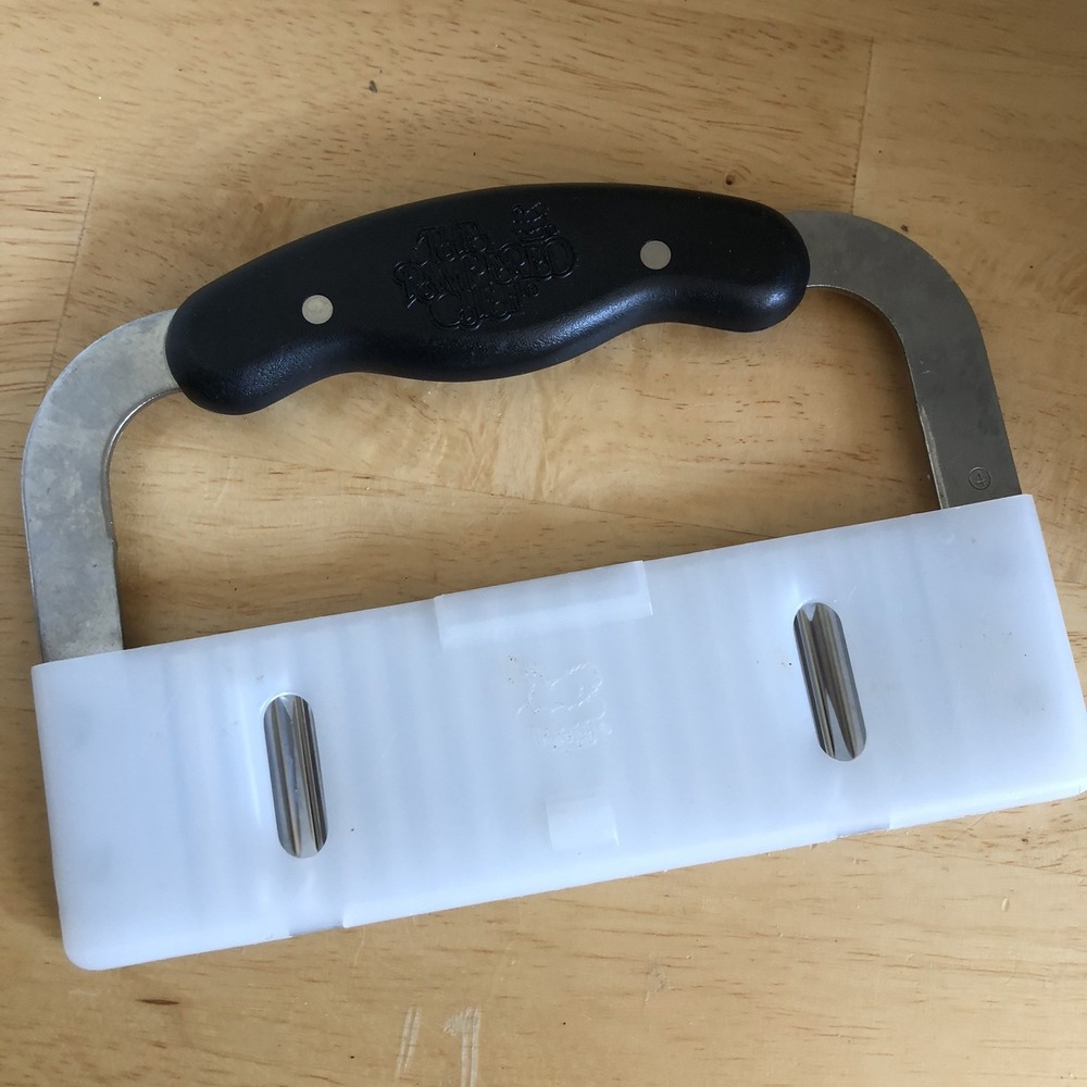 Pampered Chef Crinkle Cutter Kitchen Gadget, Food Preparation Tool Food chopper